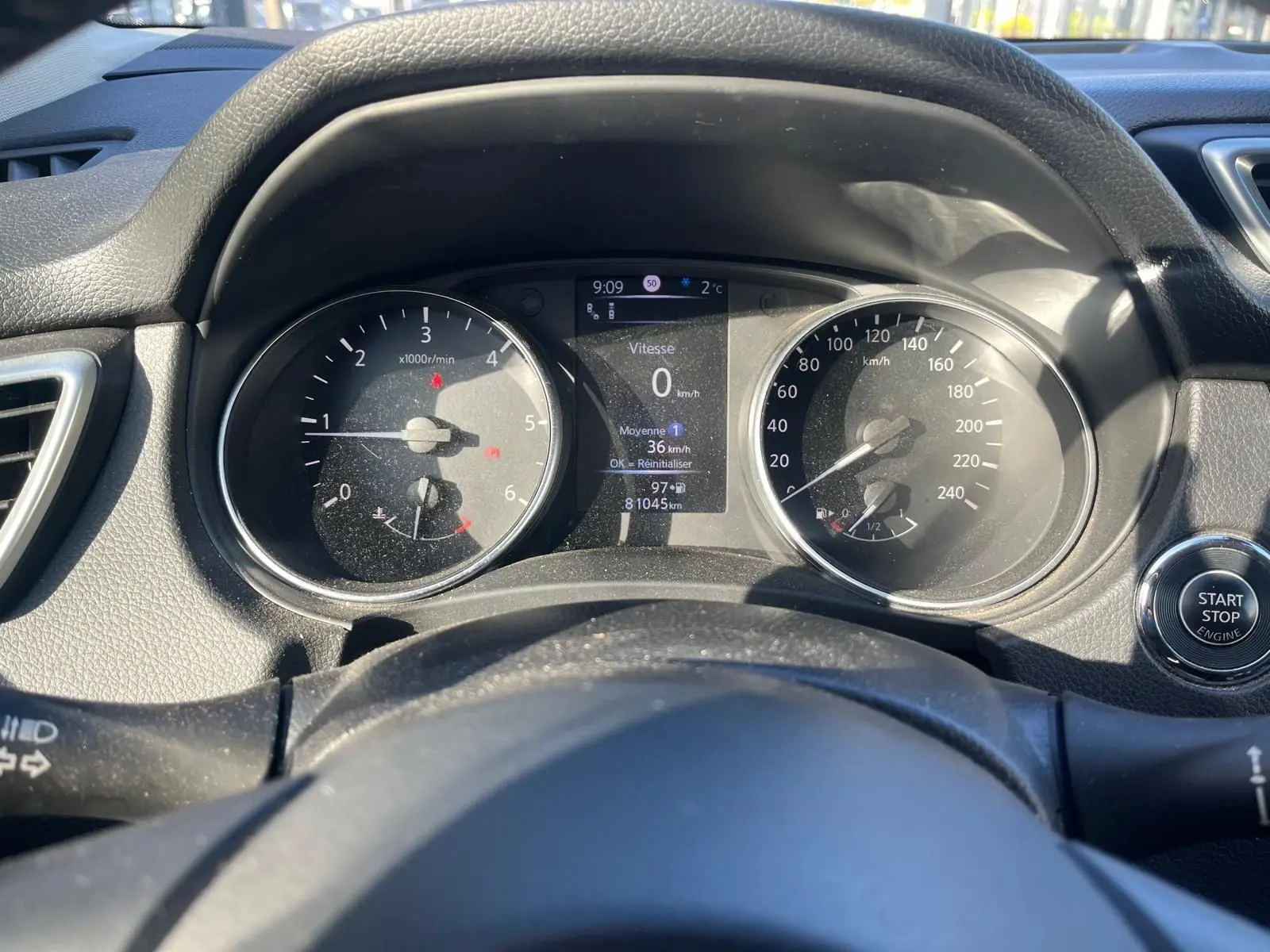 Vue rapprochée du tableau de bord noir du Nissan Qashqai II PH2 avec compte-tours, vitesse et bouton start/stop visible.