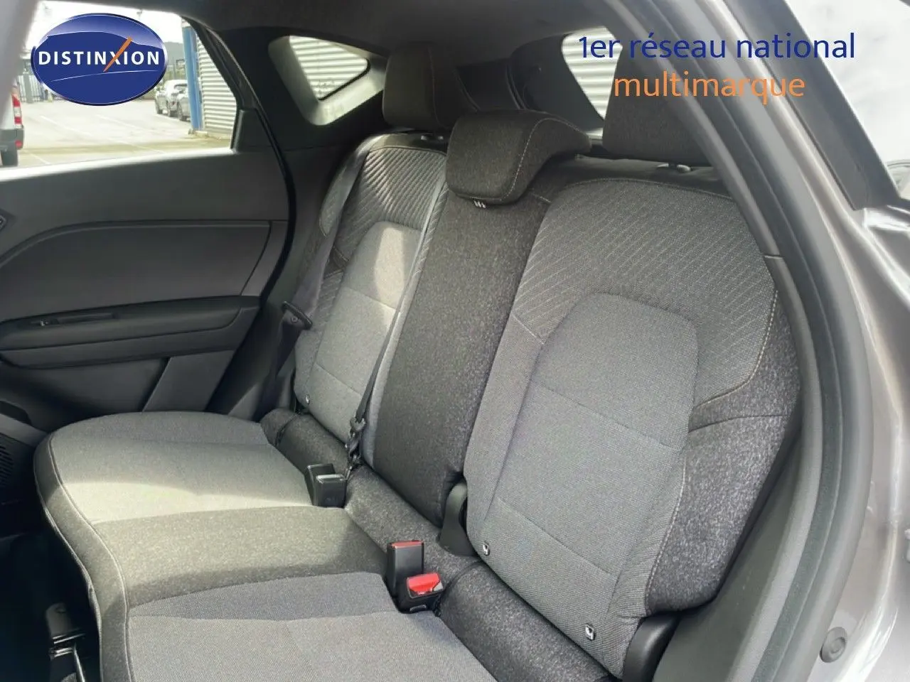 Vue intérieure sur les sièges arrière gris tissu du Renault Captur 2025, avec porte ouverte côté droit.
