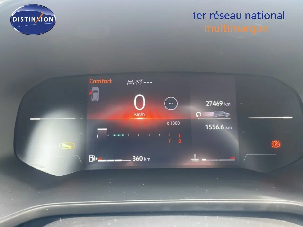 Vue rapprochée du tableau de bord numérique du Renault Captur 2025 affichant la vitesse à 0 km/h et l'autonomie à 360 km.