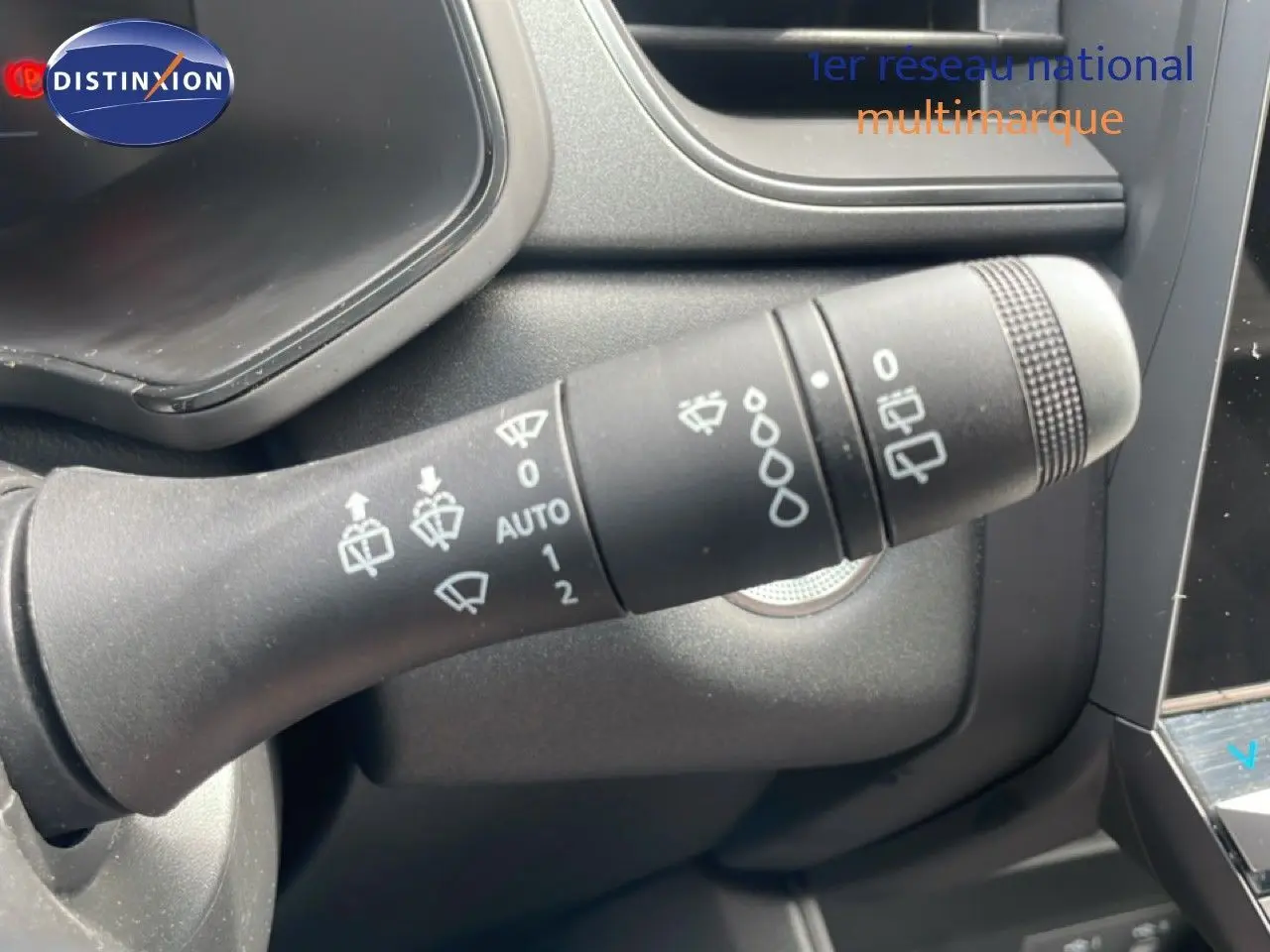 Gros plan sur la commande des essuie-glaces dans l'habitacle du Renault Captur gris cassiopée métal 2025.