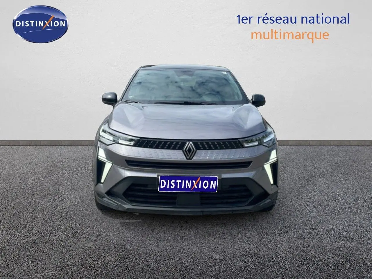 Vue frontale du Renault Captur 2025 gris Cassiopée métal avec toit noir, mettant en valeur sa calandre moderne et ses feux LED distinctifs.