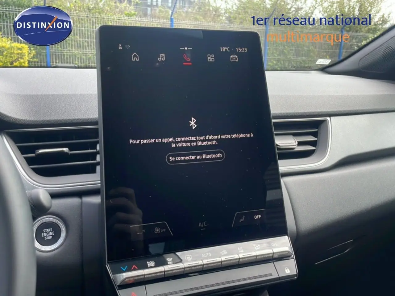 Vue intérieure centrée sur l'écran tactile vertical du tableau de bord du Renault Captur 2025 gris cassiopée métal.