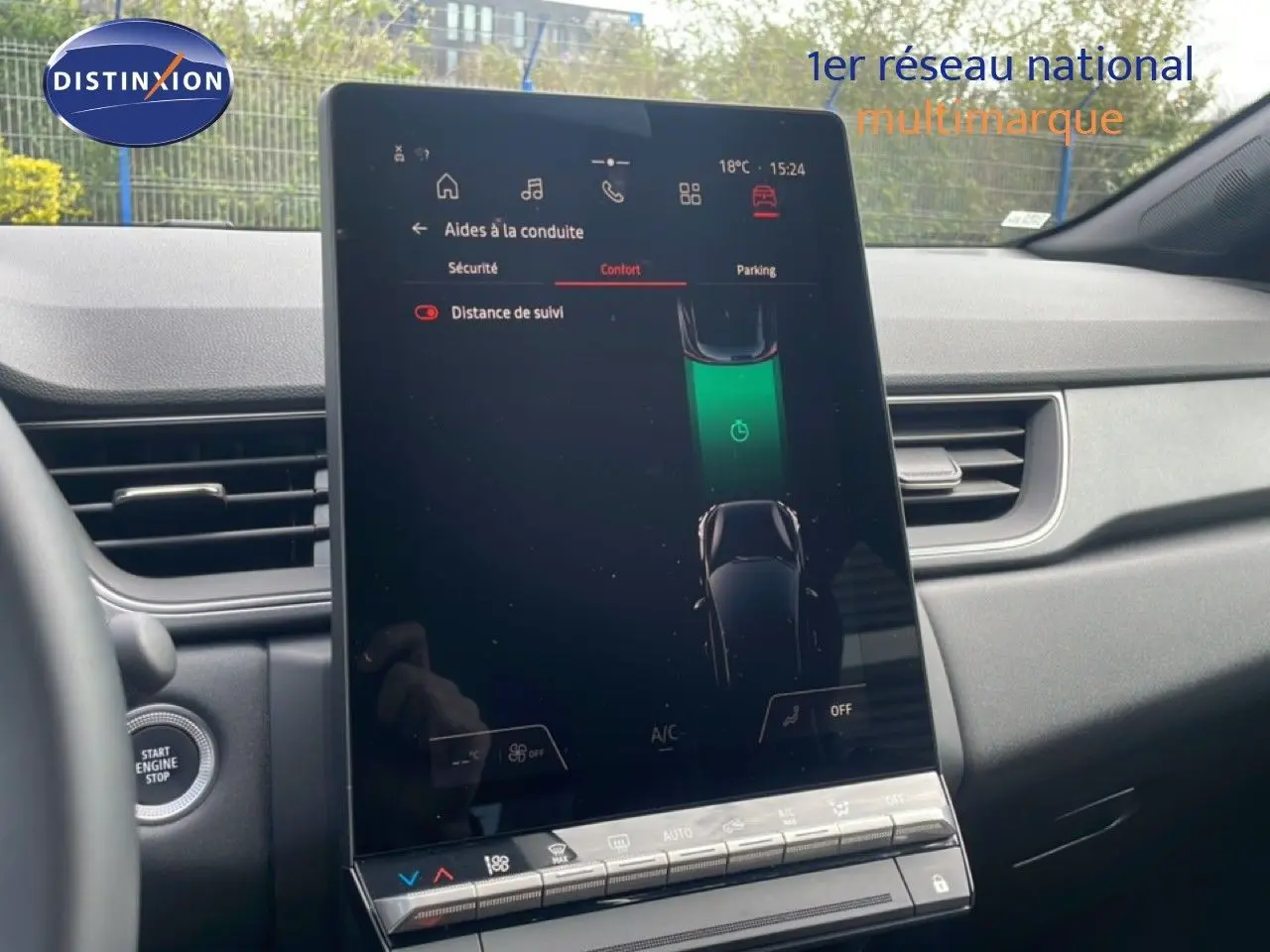 Vue intérieure centrée sur l'écran tactile vertical du tableau de bord du Renault Captur 2025, gris cassiopée métal.