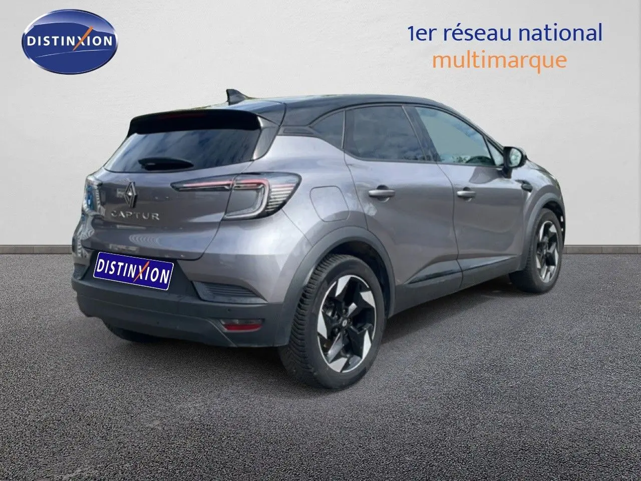 Vue 3/4 arrière droite d'un Renault Captur gris Cassiopée métal avec toit noir, jantes biton et vitres teintées.