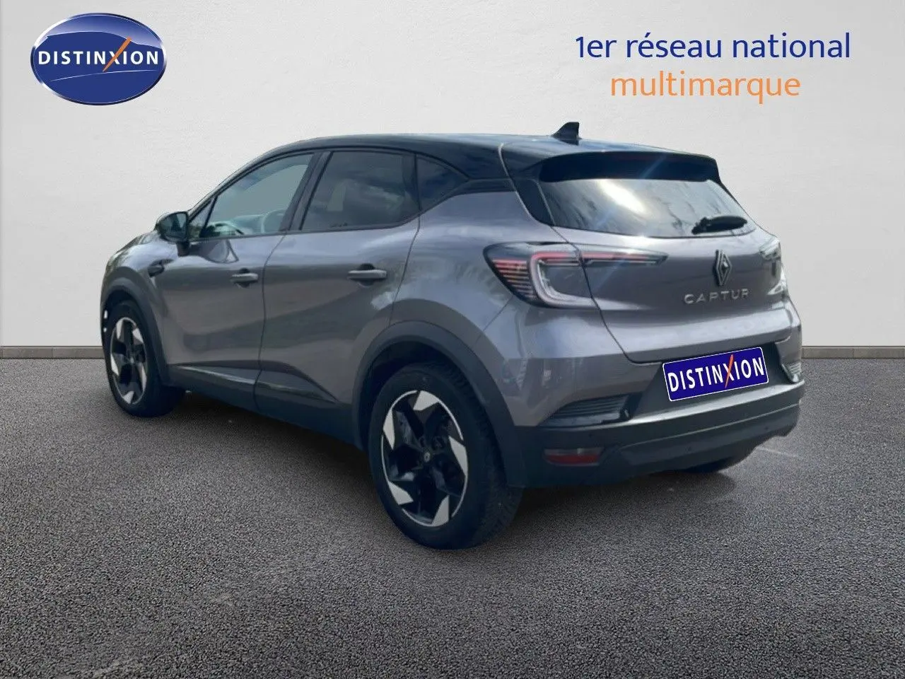 Renault Captur gris cassiopée métal avec toit noir, vue 3/4 arrière droit, jantes noires et blanches distinctives.