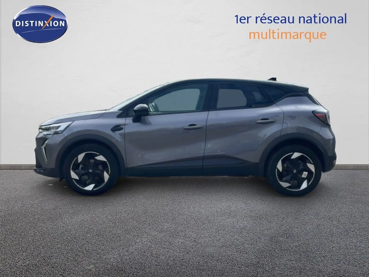 Profil droit du Renault Captur 2025 gris Cassiopée métal avec toit noir et jantes 18 pouces bicolores.