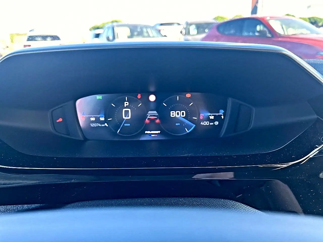 Vue rapprochée du tableau de bord numérique de la Peugeot 308 gris selenium, affichant la vitesse et le régime moteur.