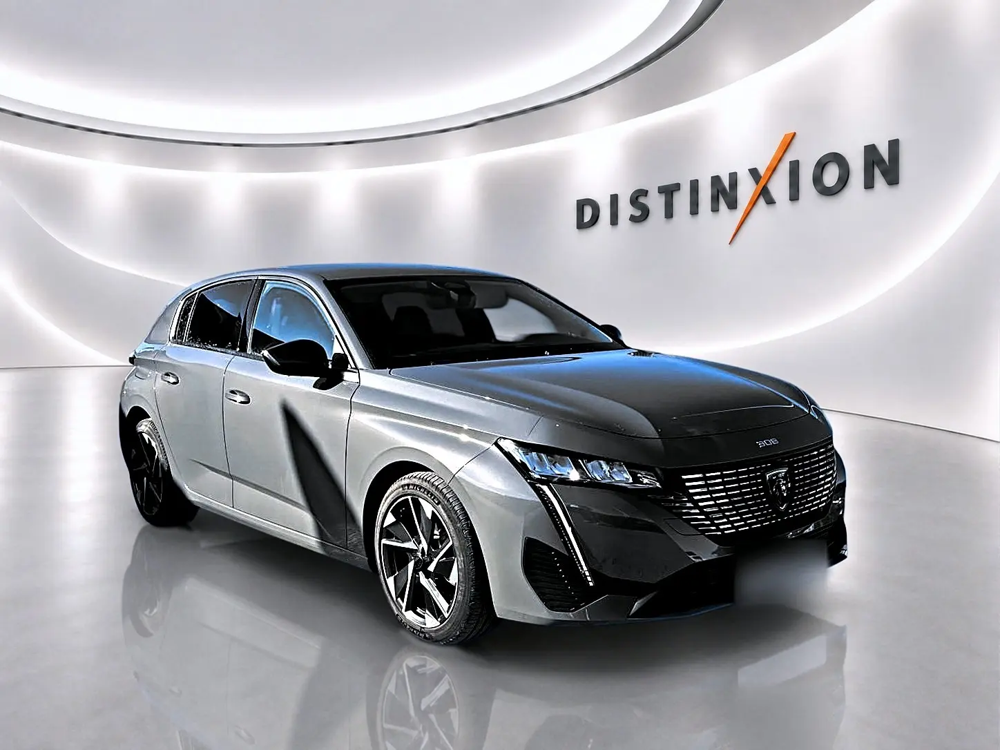 Peugeot 308 gris selenium vue 3/4 avant droit dans un showroom lumineux avec logo Distinxion en arrière-plan.