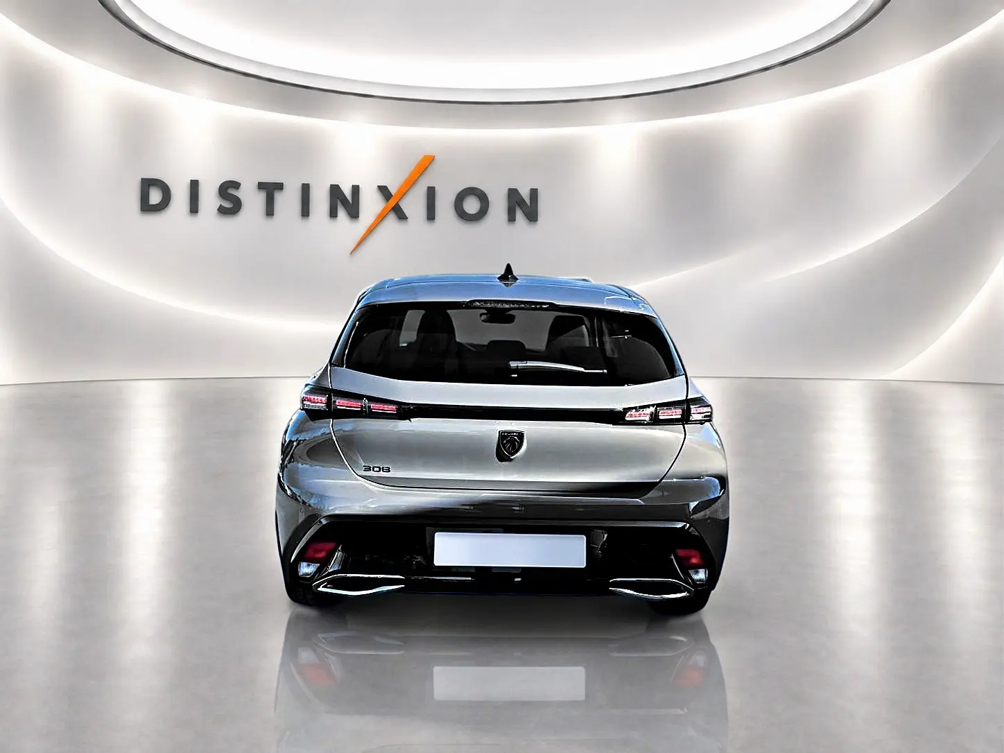 Vue arrière d'une Peugeot 308 gris selenium 2025 dans un showroom avec éclairage moderne et logo Distinxion.