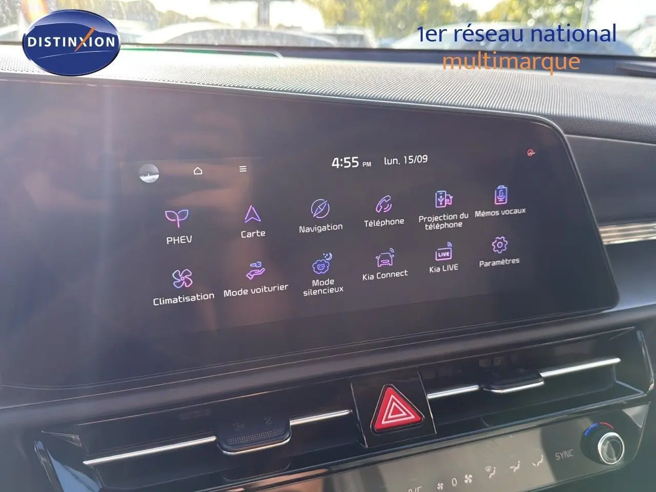 Écran tactile central du tableau de bord du Kia Niro 2025 affichant les options de navigation et climatisation.