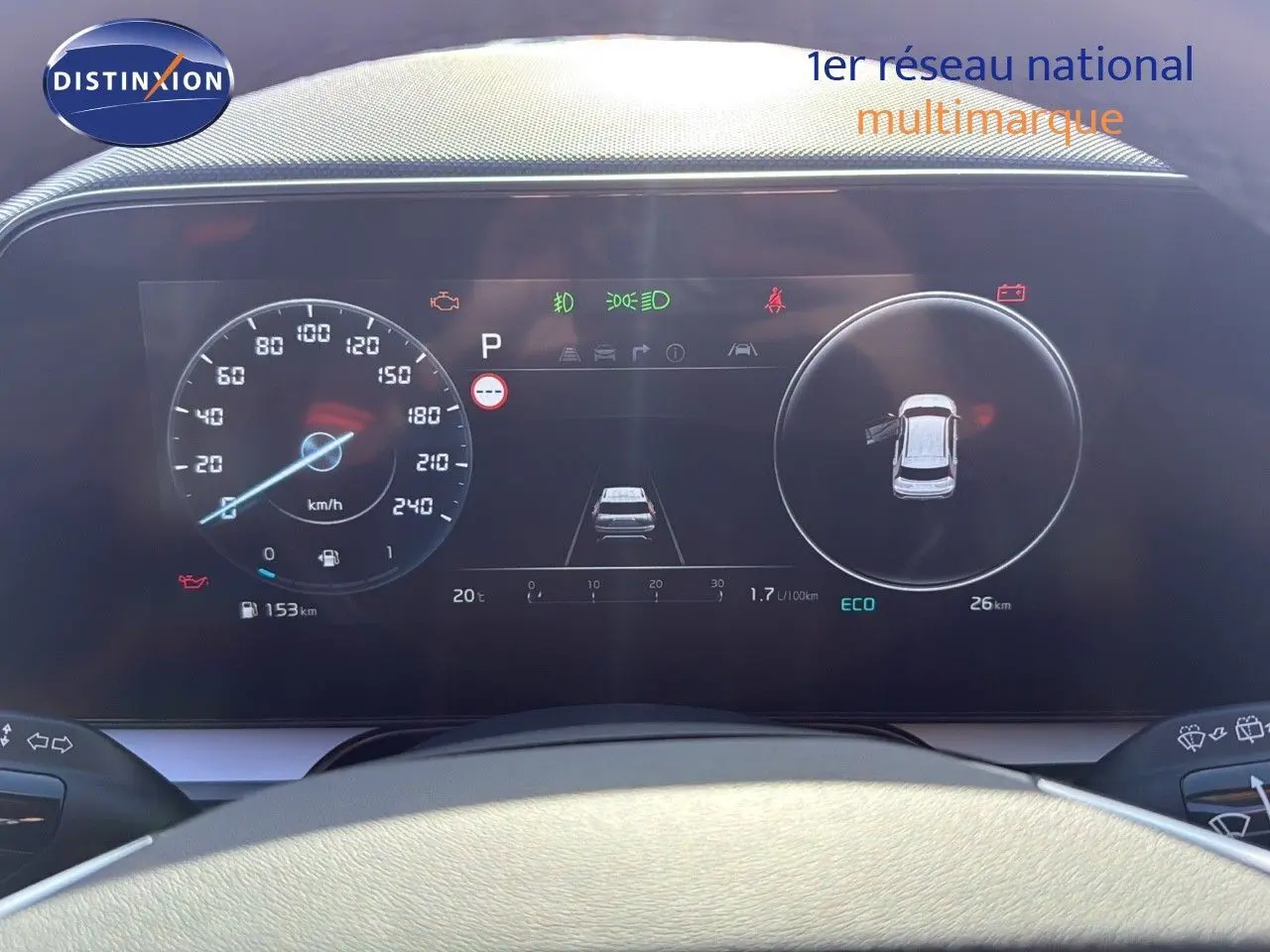 Tableau de bord numérique du Kia Niro 2025 hybride rechargeable, affichage vitesse et assistance à la conduite.