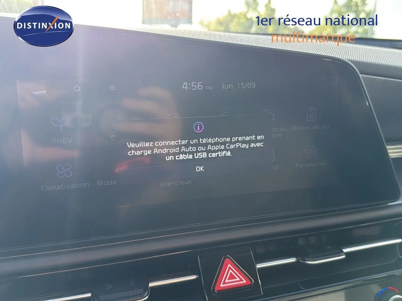 Écran tactile central du tableau de bord du Kia Niro 2025 affichant une notification de connexion USB.