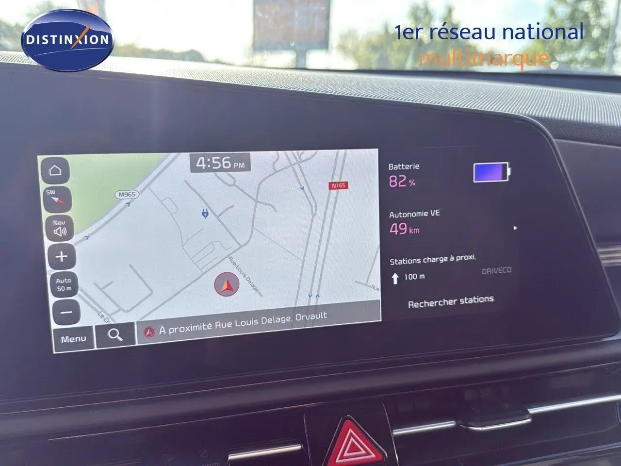 Écran tactile du tableau de bord du Kia Niro bleu minéral, affichant la navigation et l'autonomie électrique à 49 km.