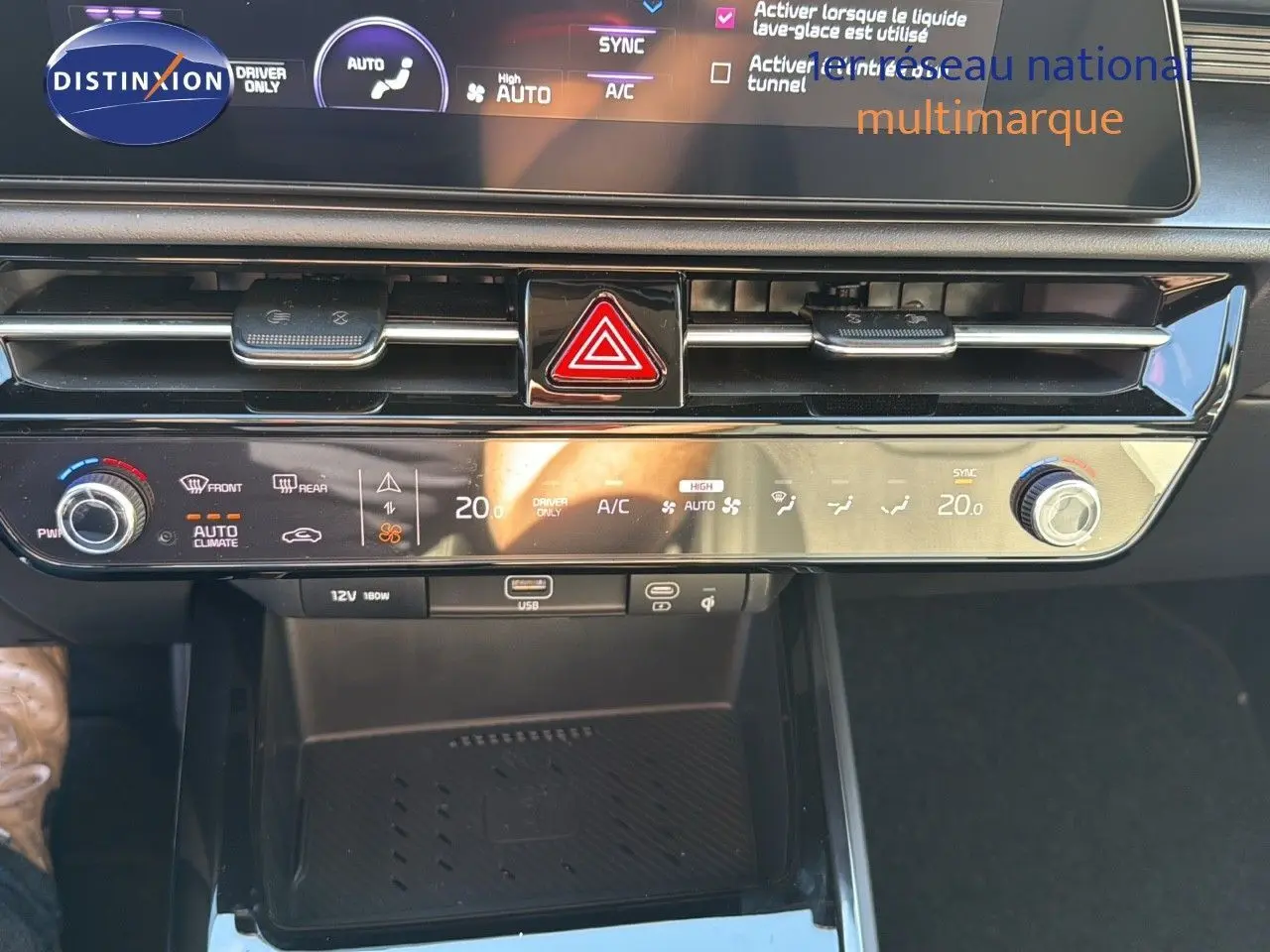 Tableau de bord et console centrale du Kia Niro 2025, avec commandes climatisation et écran tactile visible.