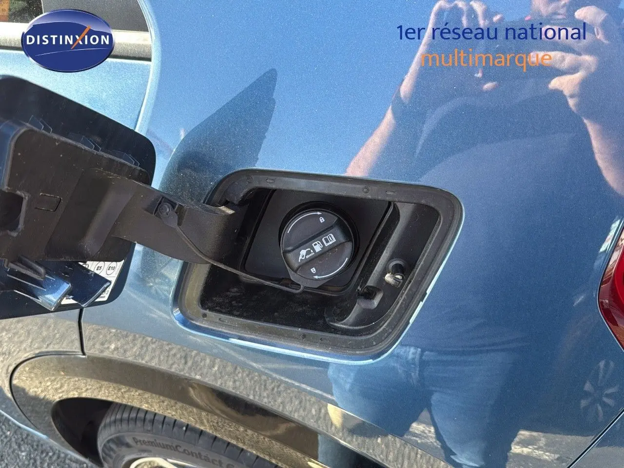 Bouchon de réservoir ouvert sur le côté gauche d'un Kia Niro bleu minéral métal 2025 hybride rechargeable.