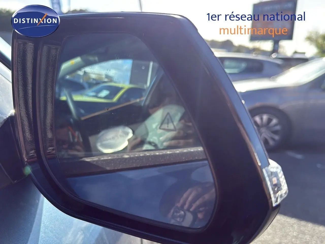 Rétroviseur côté gauche d'un KIA Niro bleu minéral métal 2025, avec clignotant intégré visible en extérieur.