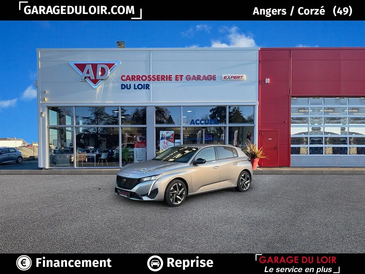 Peugeot 308 Gris Artense vue de 3/4 avant garée devant un garage avec calandre noire et jantes alliage 17 pouces.