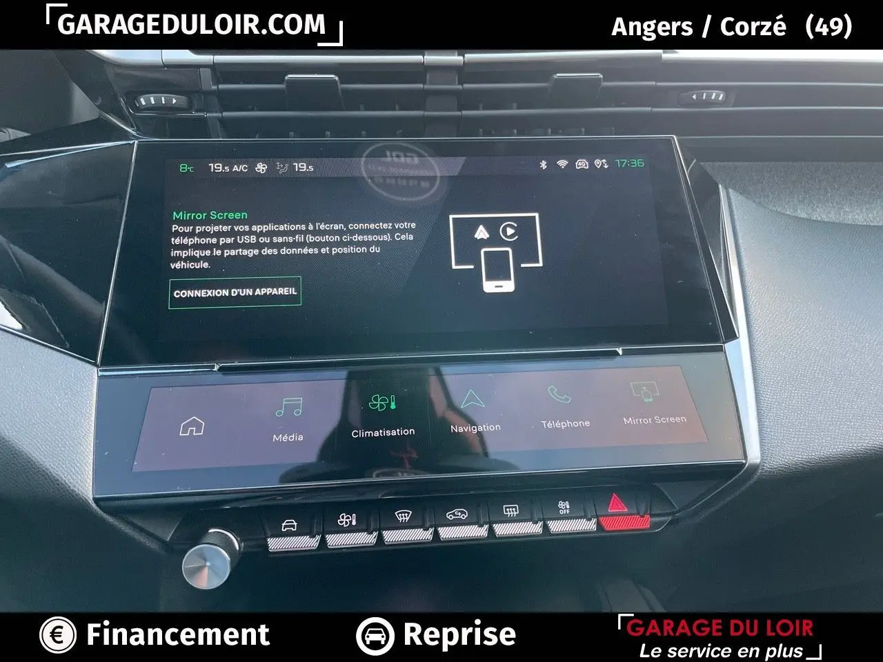 Écran tactile central 10'' du Peugeot 308 gris Artense, affichant la fonction Mirror Screen dans l'habitacle.