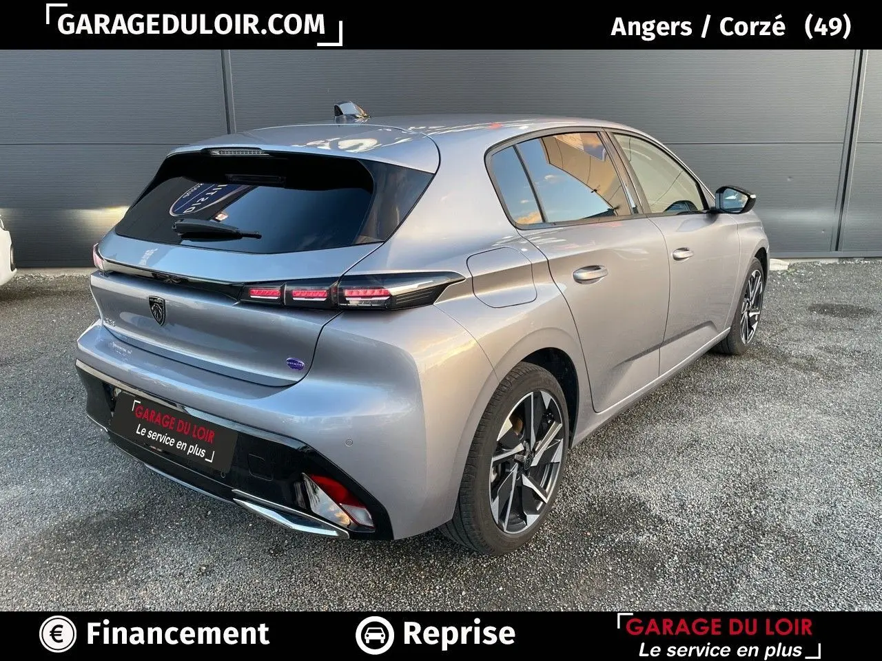 Vue 3/4 arrière droite d'une Peugeot 308 2024 gris Artense avec jantes alliage et feux arrière LED distinctifs.