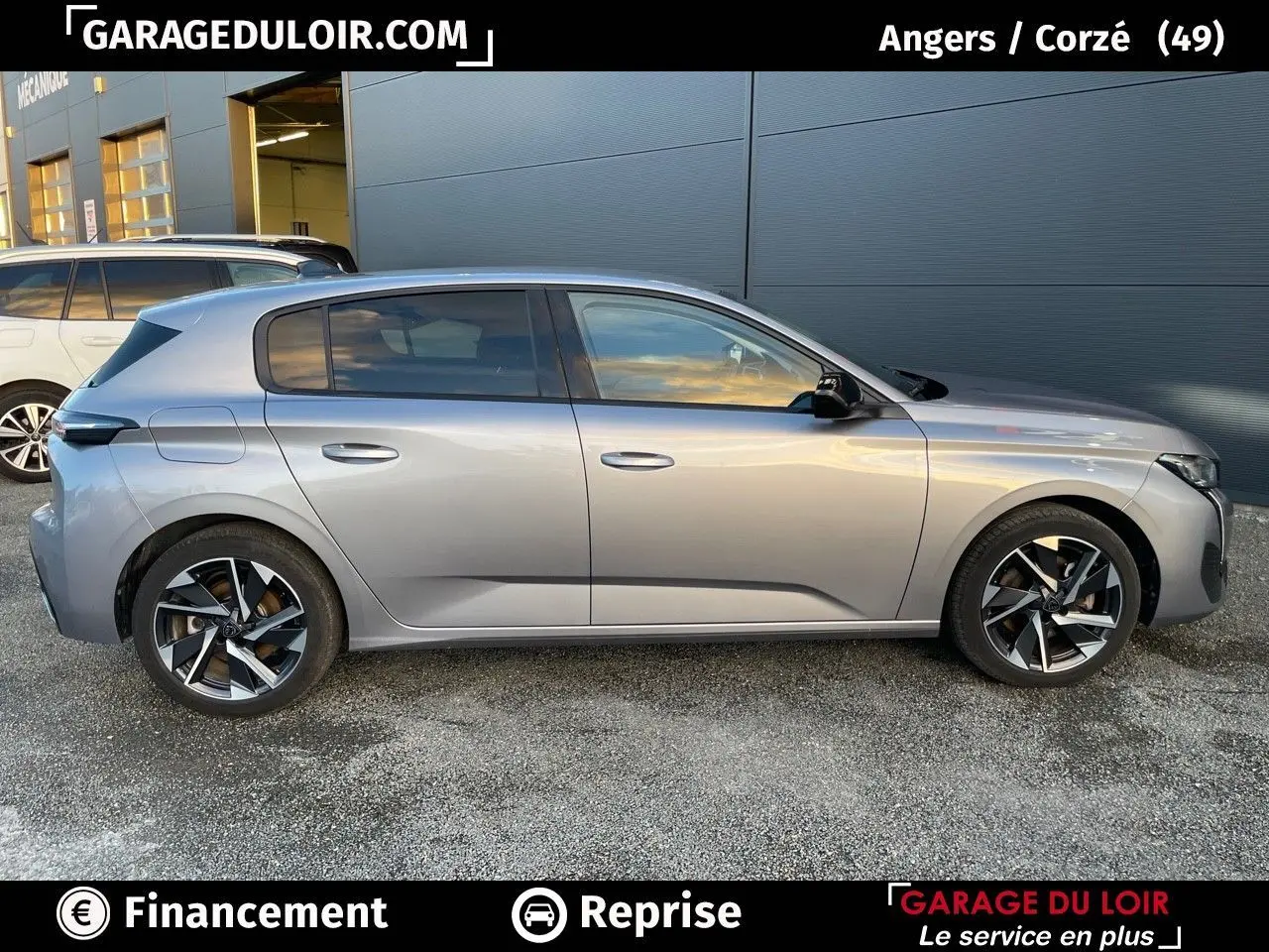 Profil côté droit de la Peugeot 308 2024 gris Artense avec jantes alliage 17 pouces et vitres surteintées.