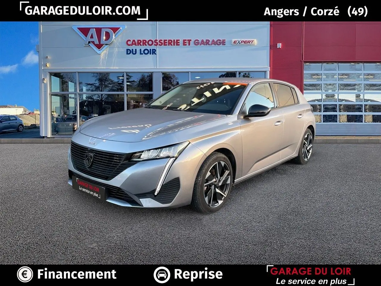 Peugeot 308 gris Artense vue 3/4 avant droit, calandre noire et jantes alliage 17 pouces Halong diamantées.