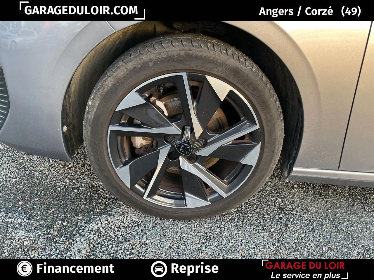 Gros plan sur la jante alliage 17'' Halong diamantée côté avant droit d'une Peugeot 308 gris Artense 2024