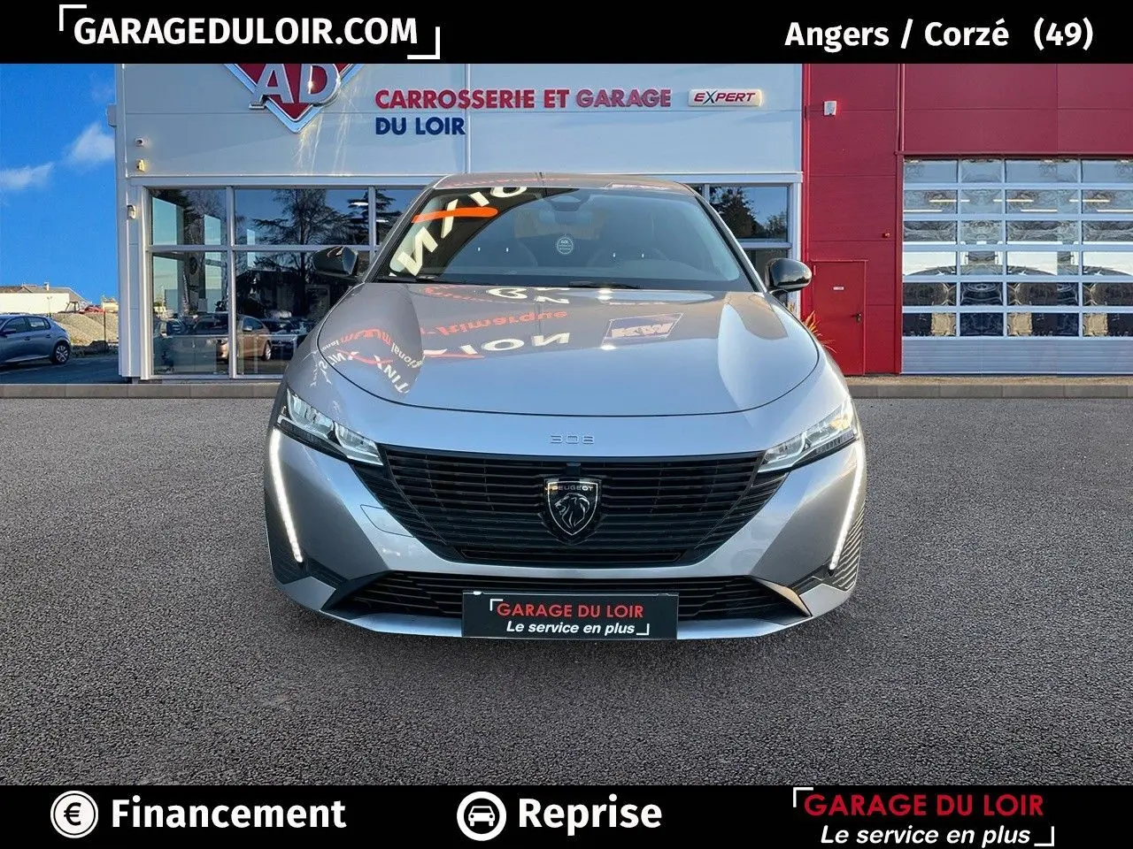 Vue avant d'une Peugeot 308 2024 gris Artense avec calandre noire et feux LED, stationnée devant un garage.