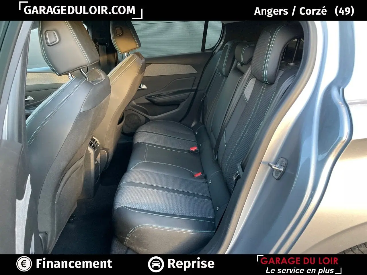 Vue côté droit de l'habitacle arrière d'une Peugeot 308 gris Artense avec sièges en tissu et TEP noir.