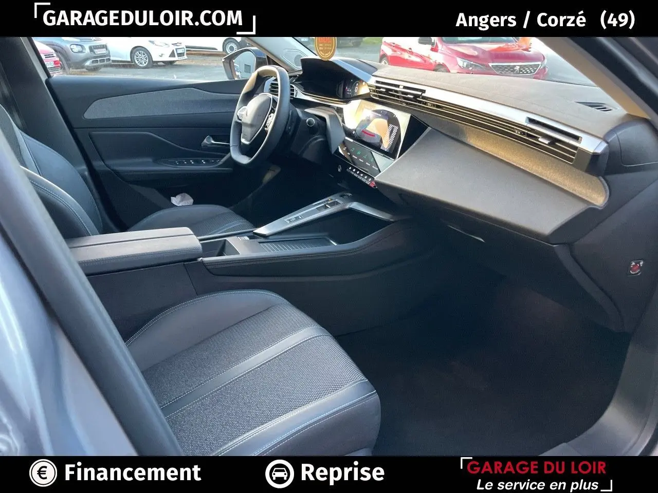 Intérieur avant gauche de la Peugeot 308 2024 gris Artense, avec tableau de bord numérique et sellerie tri-matières.