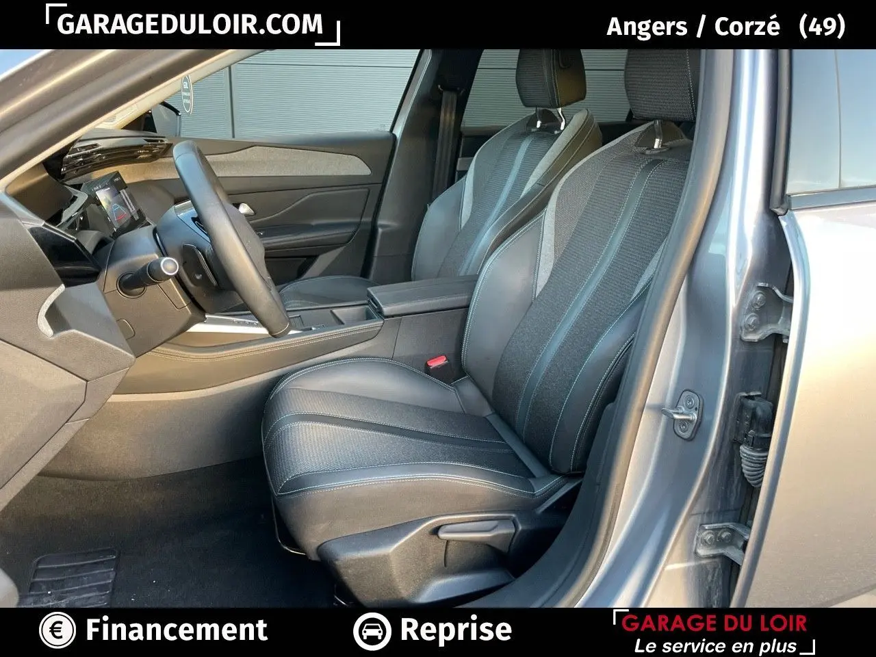 Intérieur côté conducteur de la Peugeot 308 gris Artense 2024, sièges bi-matière avec surpiqûres bleues et tableau de bord moderne.
