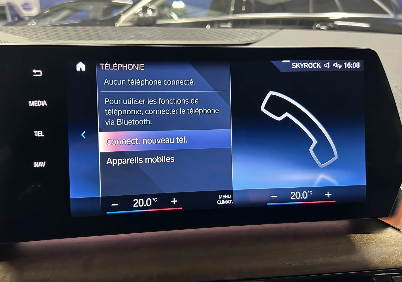 Écran tactile intérieur de la BMW Série 2 Active Tourer 218i, affichant le menu téléphonie et climatisation à 20°C.