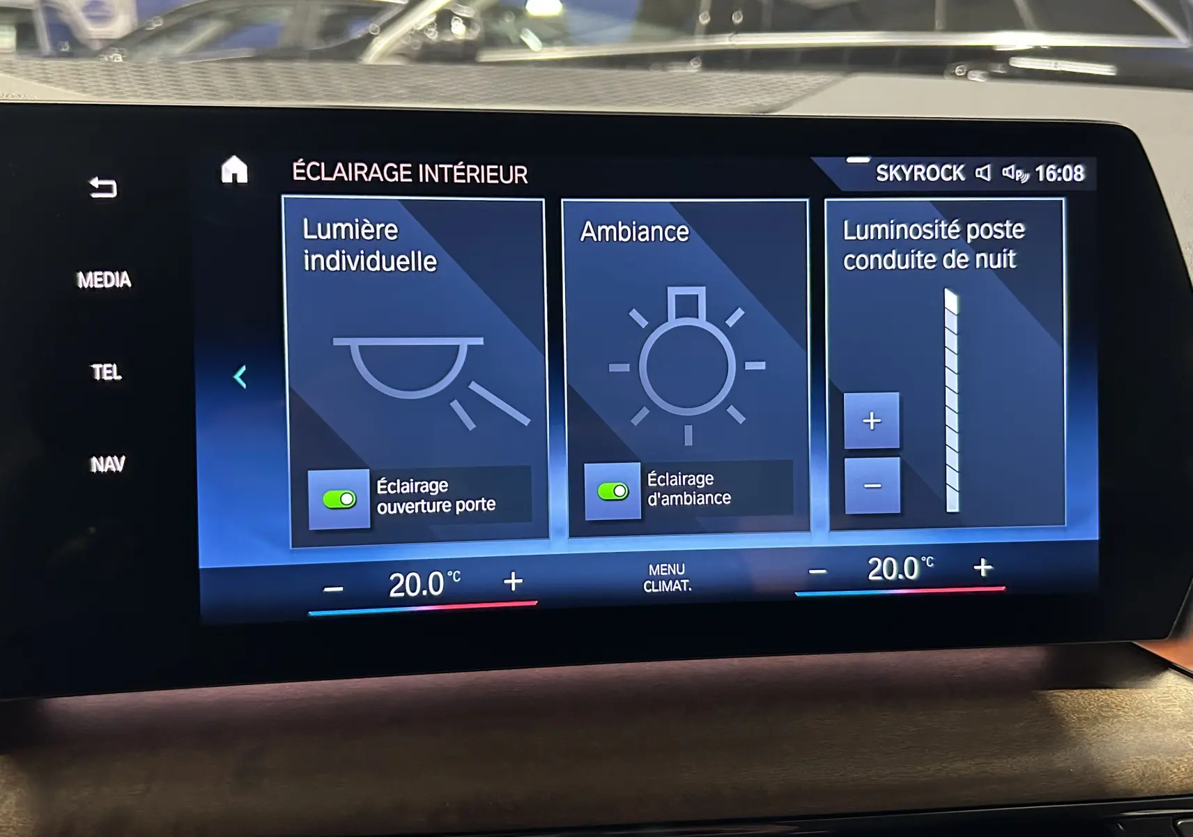 Écran tactile intérieur de BMW Série 2 Active Tourer blanc, affichant les réglages d’éclairage et de climatisation.