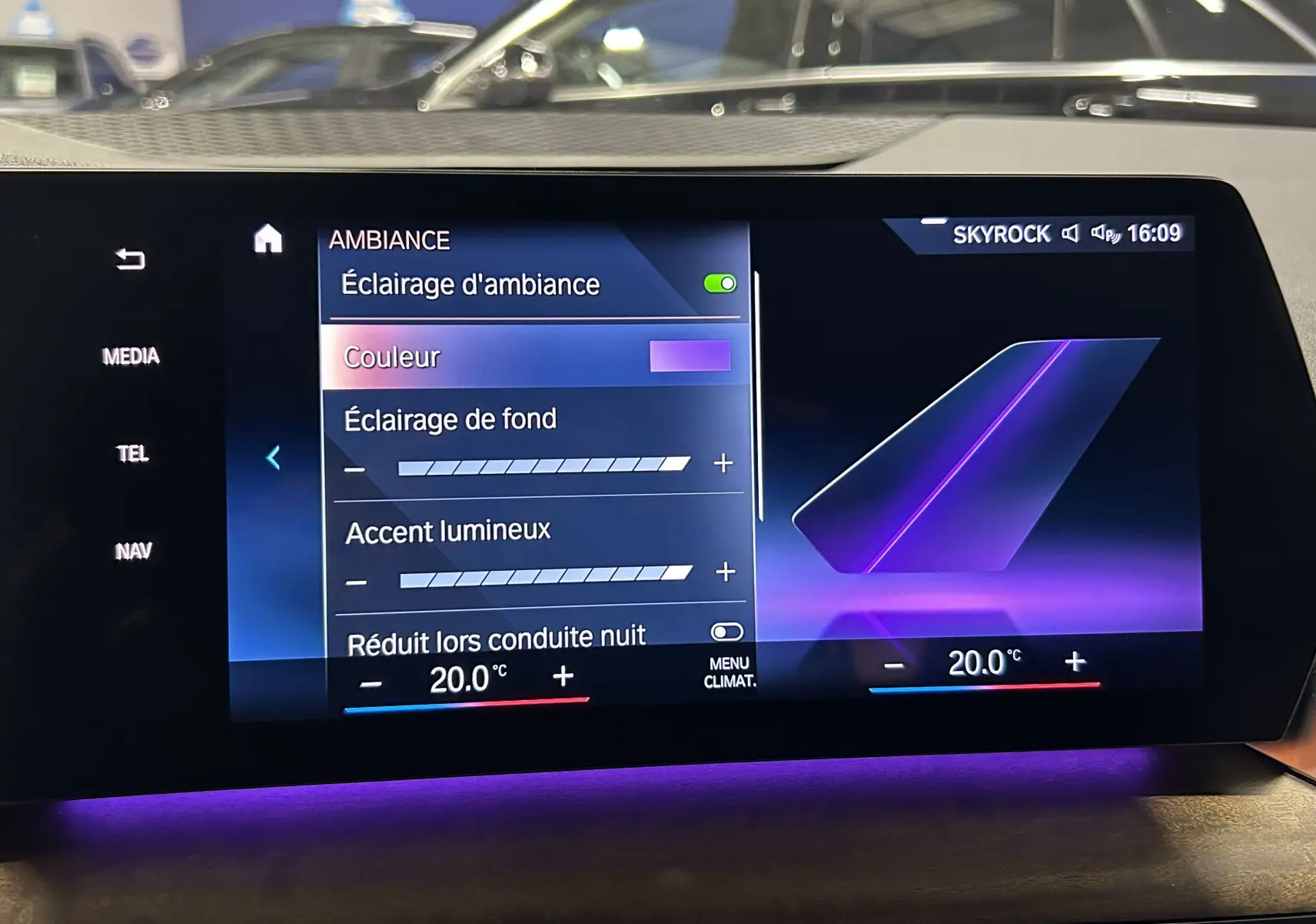 Écran central du tableau de bord montrant les réglages d’éclairage d’ambiance avec une lumière violette active.