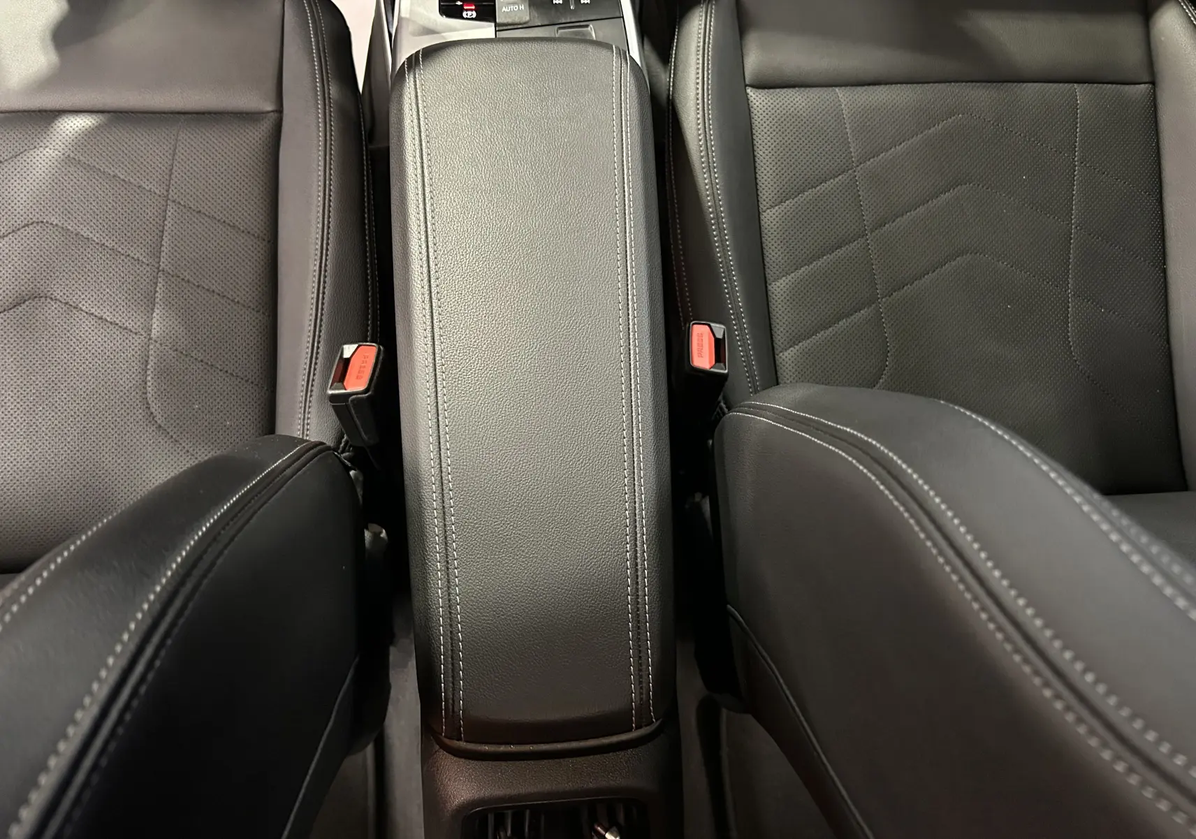 Vue rapprochée de la console centrale et des sièges en cuir noir de la BMW Série 2 Active Tourer 218i Luxury.