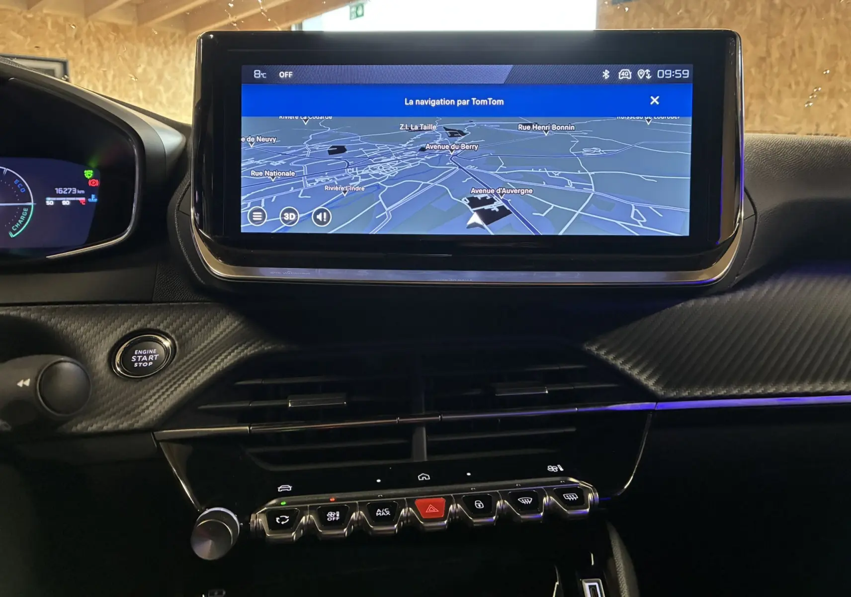 Vue rapprochée de l’écran tactile central et du tableau de bord noir du Peugeot 2008 1.2 Hybrid 2025 avec navigation active.