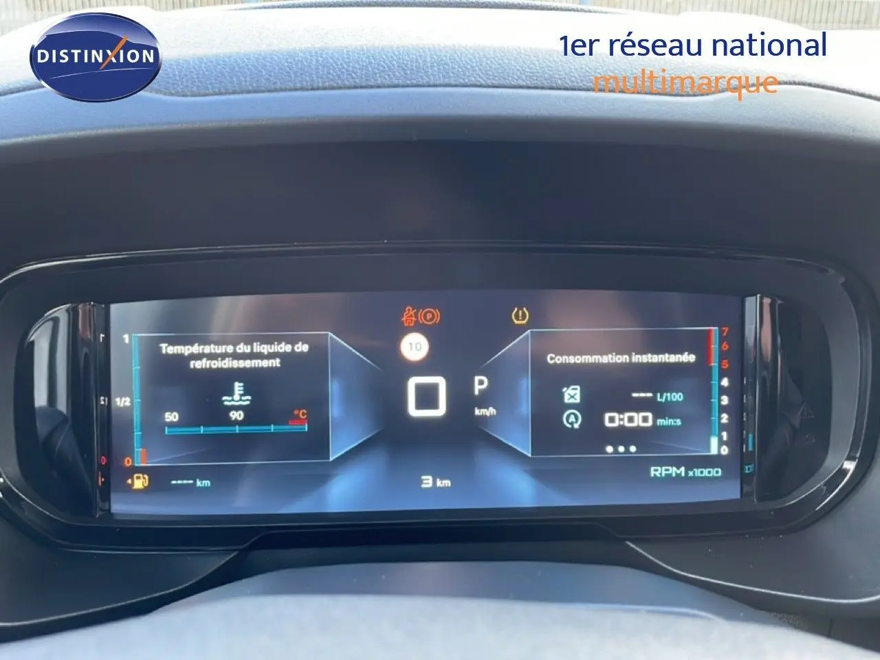 Tableau de bord numérique de Citroën Berlingo blanc glacier, affichant température liquide et consommation instantanée.