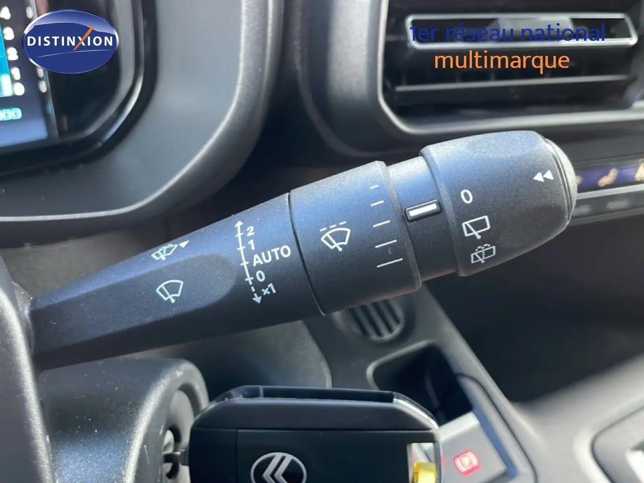 Gros plan sur la commande d’essuie-glace côté gauche du tableau de bord d’un Citroën Berlingo blanc glacier 2025.