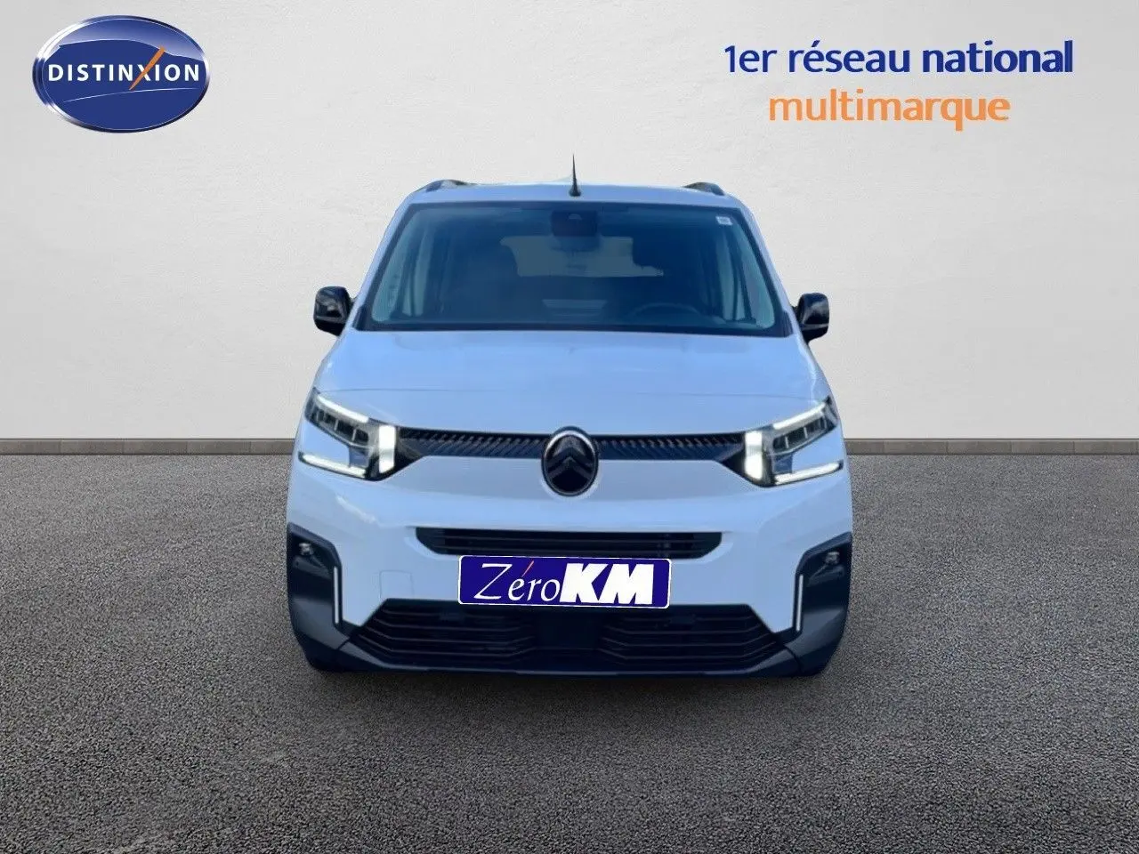 Vue de face du Citroën Berlingo Multispace blanc glacier avec feux LED allumés sur fond neutre.