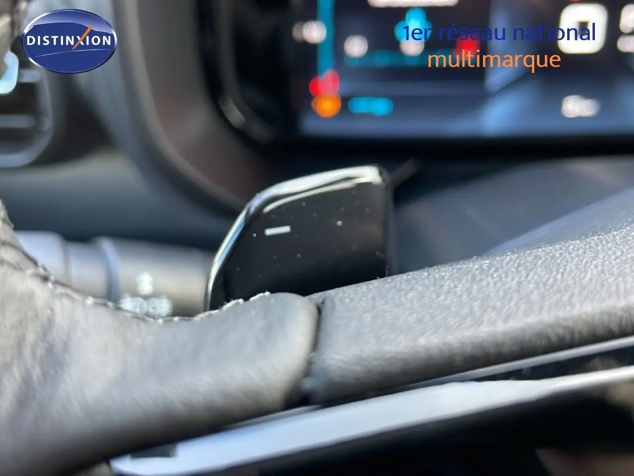 Gros plan sur la palette de changement de vitesse noire du volant du Citroën Berlingo blanc glacier, intérieur moderne.