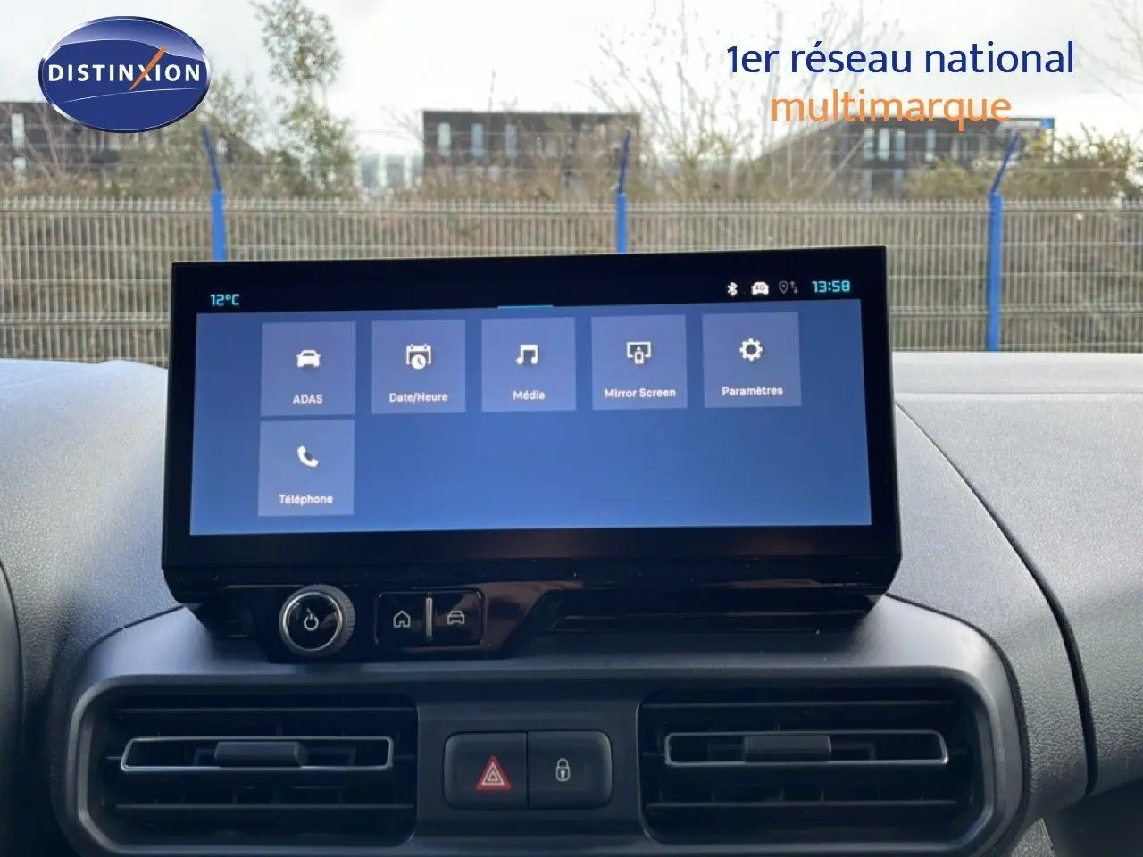 Écran tactile central du tableau de bord du Citroën Berlingo blanc, avec commandes multimédia visibles.