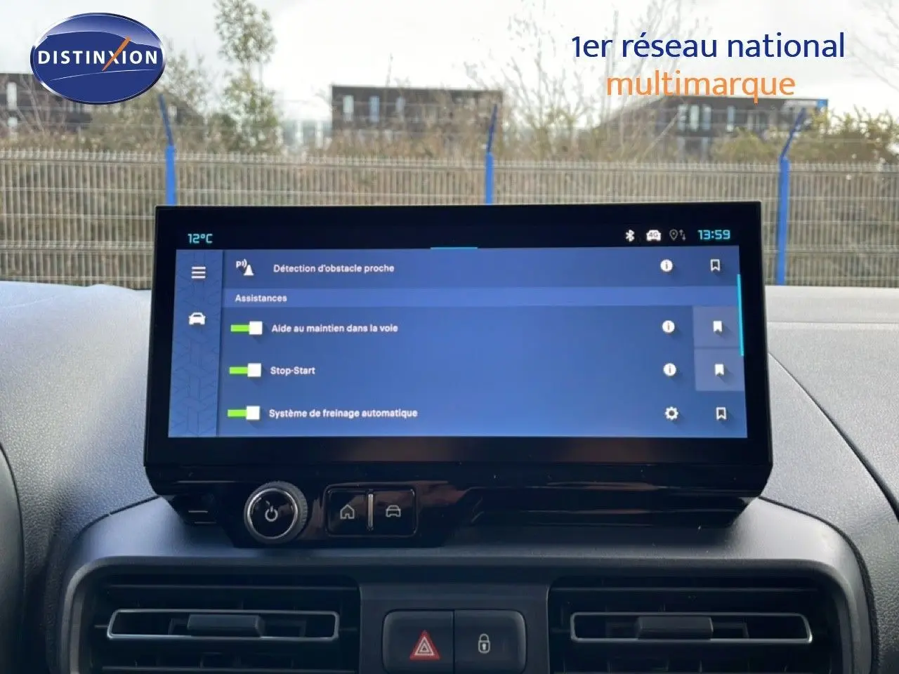 Écran tactile central du tableau de bord du Citroën Berlingo blanc glacier, affichant les aides à la conduite.