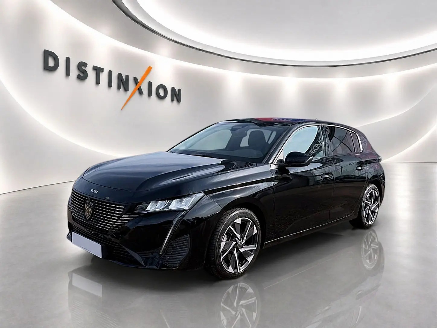 Peugeot 308 noire vue en 3/4 avant droit, avec jantes alliage et phares LED distinctifs dans un showroom lumineux.