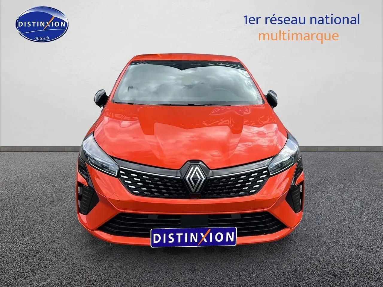 Vue frontale d'une Renault Clio V 1.6 e-tech 145 techno orange Valencia avec calandre chromée et phares LED.