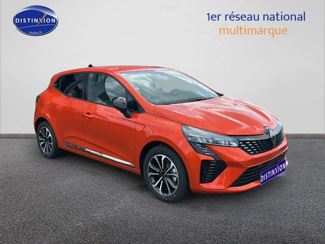 Renault Clio V orange Valencia vue 3/4 avant droit avec jantes alu et calandre chromée.