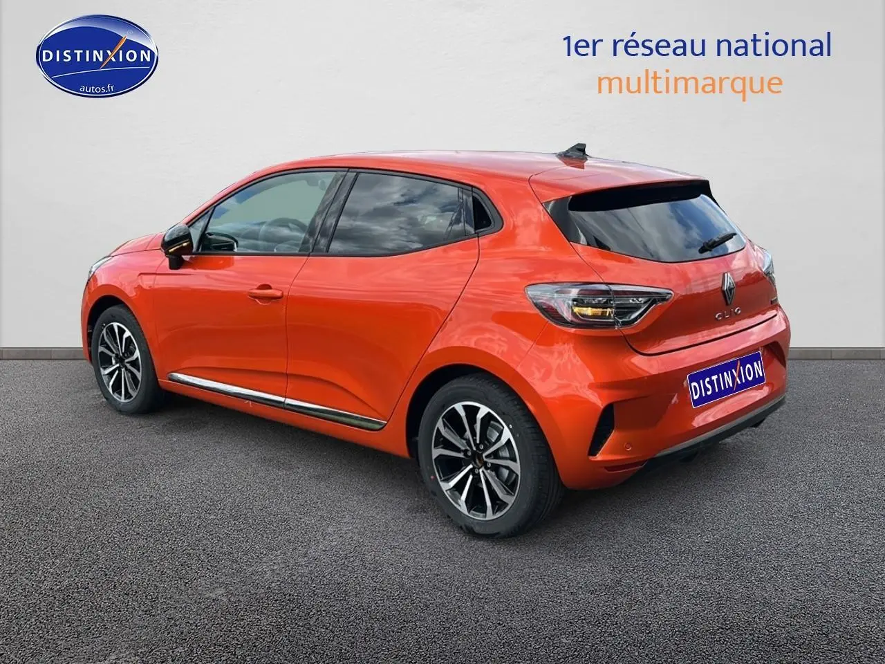 Renault Clio V orange Valencia vue 3/4 arrière droit, jantes alliage et vitres arrière surteintées.