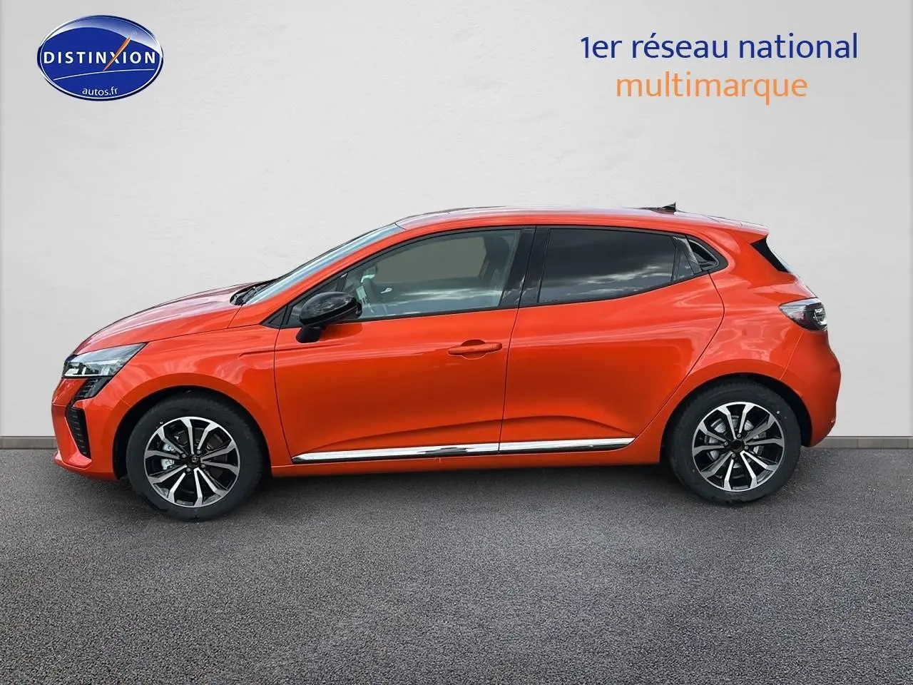 Profil côté gauche d'une Renault Clio V orange Valencia avec jantes alu et poignées ton carrosserie.