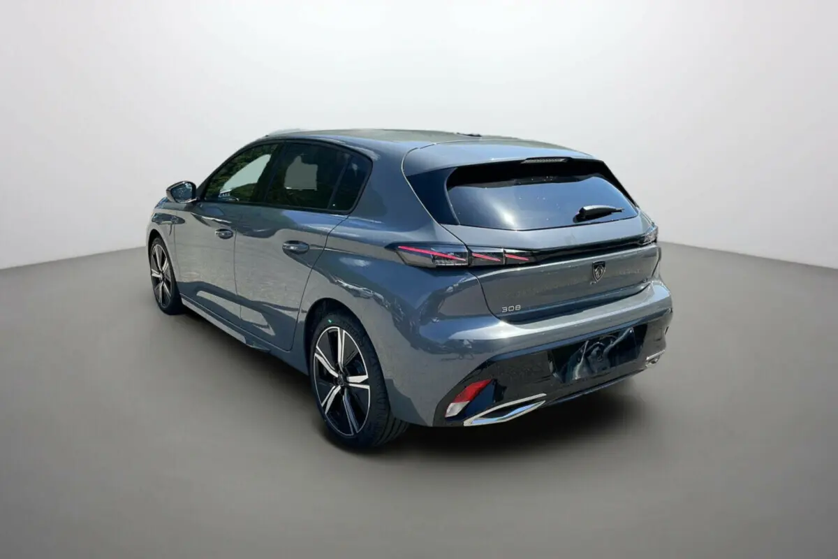 PEUGEOT 308 1.5 HDI 130 EAT8 GT gris selenium vue 3/4 arrière droit avec feux arrière LED distinctifs.