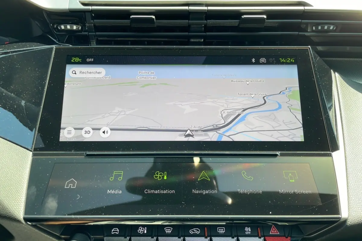 Écran tactile central de la Peugeot 308 GT 2025 montrant la navigation, avec interface moderne et commandes tactiles.