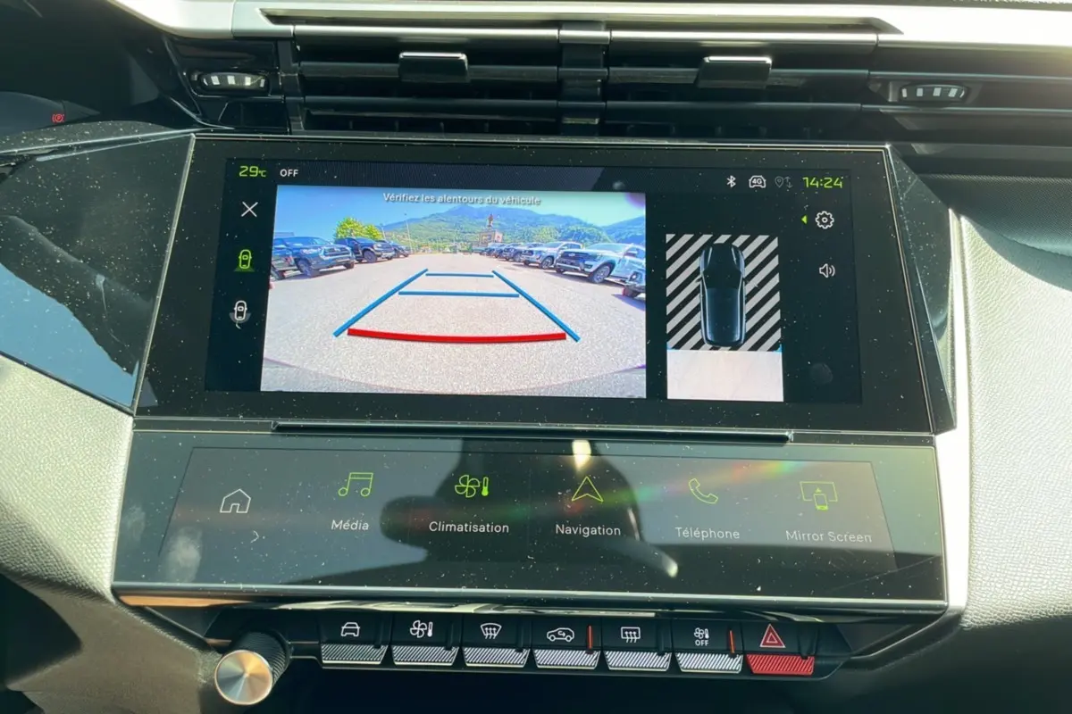 Vue intérieure du tableau de bord du Peugeot 308 gris selenium 2025, écran affichant la caméra de recul et les commandes tactiles.