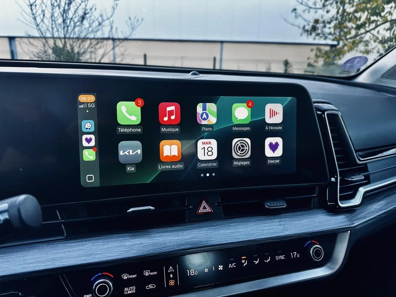 Vue rapprochée de l'écran tactile 12,3 pouces et de la console centrale du Kia Sportage noir 2023 Active.